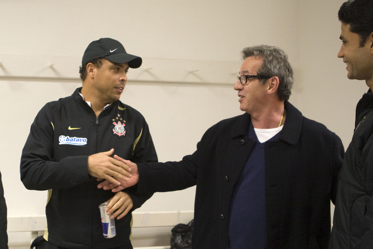 INTERNACIONAL/RS X CORINTHIANS/SP - Ronaldo e o mdico Joaquim Grava nos vestirios antes da partida realizada esta noite no estdio Beira-Rio, em Porto Alegre, no jogo de deciso da Copa do Brasil 2009