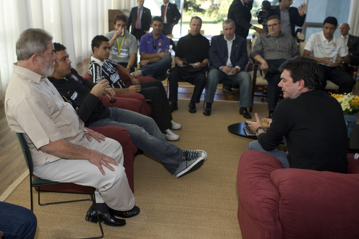 INTERNACIONAL/RS X CORINTHIANS/SP - A delegacao do Corinthians foi recebida no Palacio da Alvorara pelo Presidente Luiz Inacio Lula da Silva que queria cumprimentar o time que ontem conquistou a Copa do Brasil 2009 em Porto Alegre, após empate por 2x2 com o time do Internacional/RS