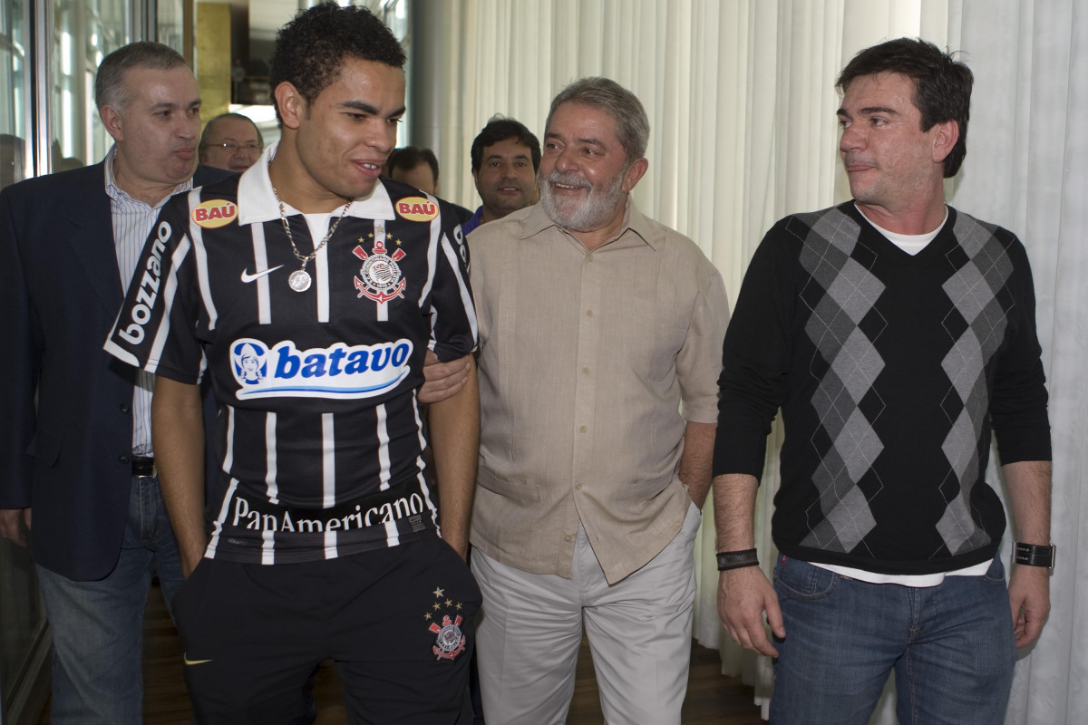 INTERNACIONAL/RS X CORINTHIANS/SP - Dentinho e o presidente do Corinthians Andres Sanchez recebidos no Palacio da Alvorara pelo Presidente Luiz Inacio Lula da Silva que queria cumprimentar o time que ontem conquistou a Copa do Brasil 2009 em Porto Alegre, aps empate por 2x2 com o time do Internacional/RS