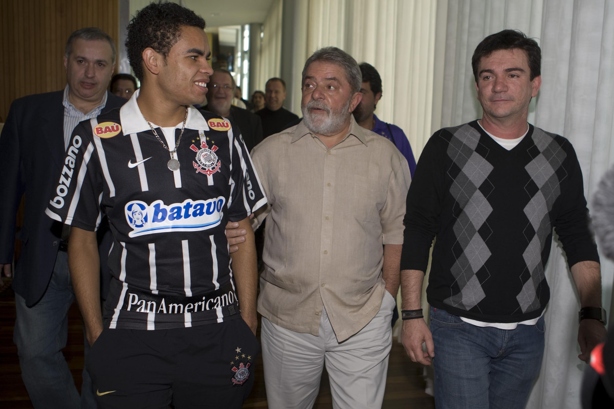 INTERNACIONAL/RS X CORINTHIANS/SP - Dentinho e o presidente do Corinthians Andres Sanchez, recebidos no Palacio da Alvorara pelo Presidente Luiz Inacio Lula da Silva que queria cumprimentar o time que ontem conquistou a Copa do Brasil 2009 em Porto Alegre, aps empate por 2x2 com o time do Internacional/RS