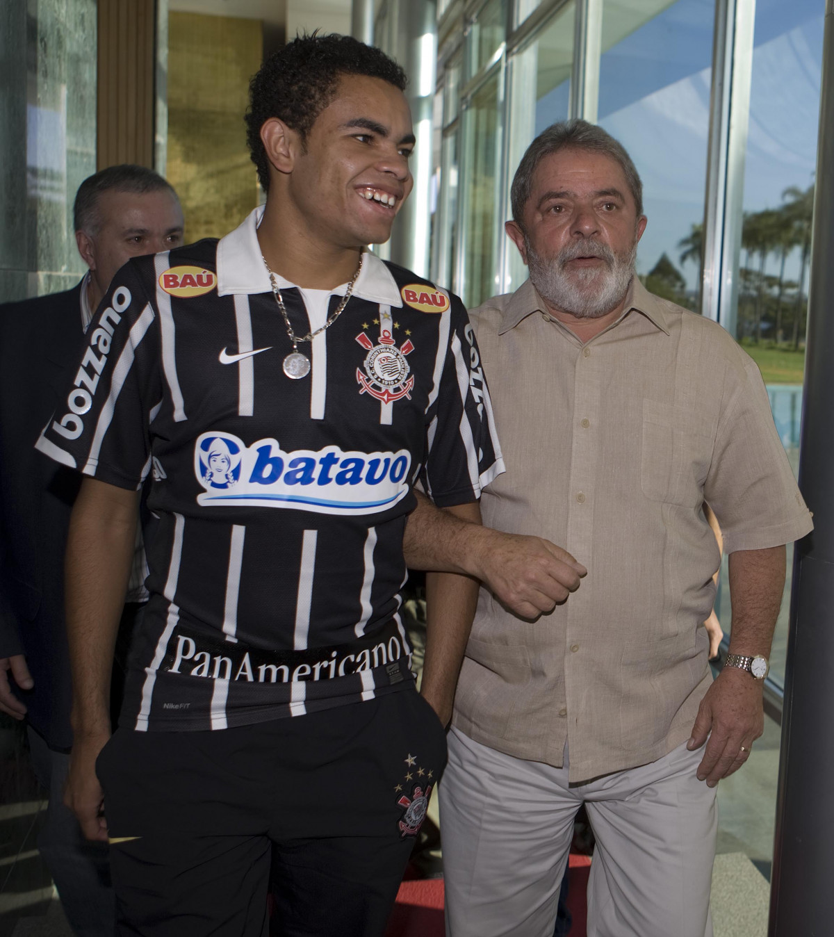 INTERNACIONAL/RS X CORINTHIANS/SP - Dentinho foi recebido no Palacio da Alvorara pelo Presidente Luiz Inacio Lula da Silva que queria cumprimentar o time que ontem conquistou a Copa do Brasil 2009 em Porto Alegre, após empate por 2x2 com o time do Internacional/RS