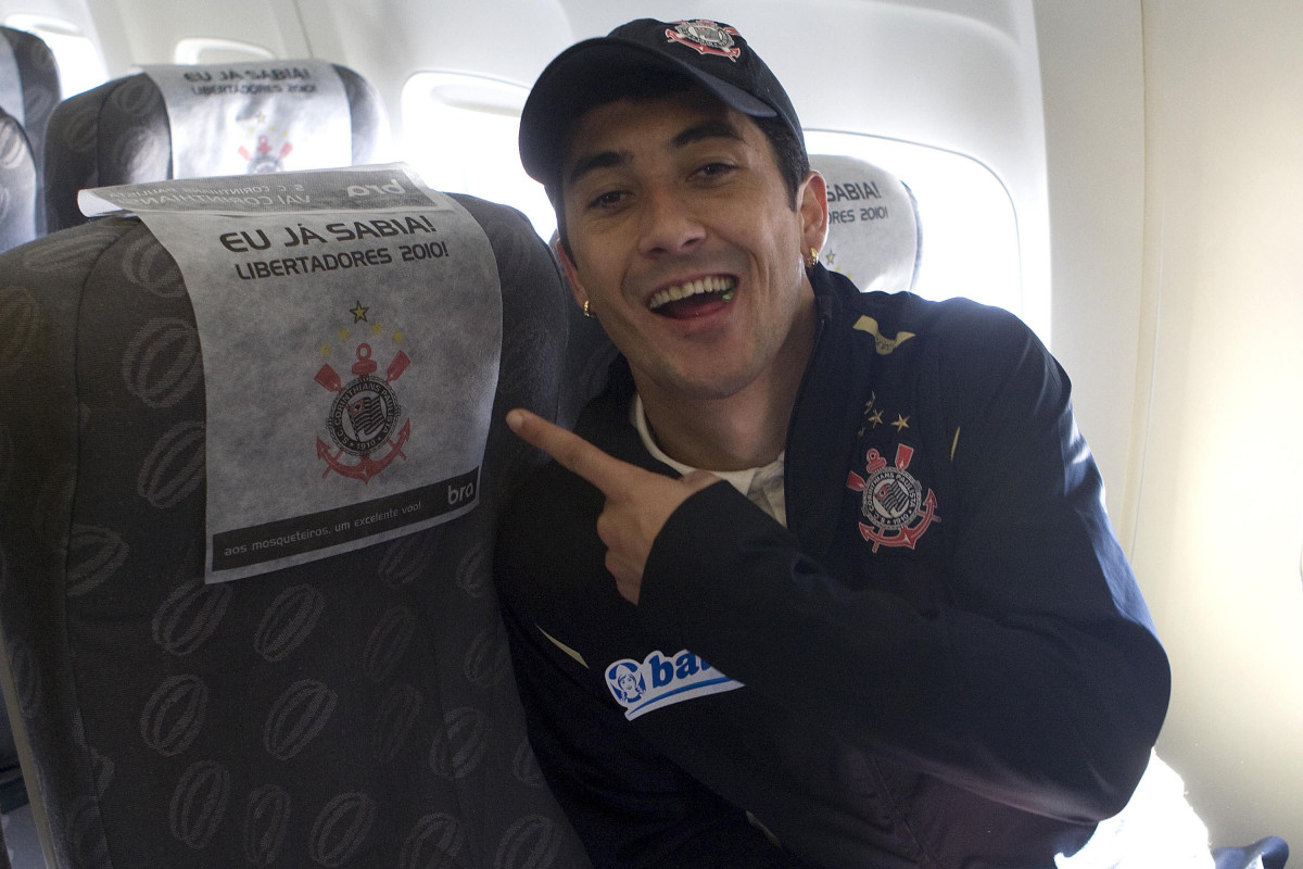 INTERNACIONAL/RS X CORINTHIANS/SP - Douglas na volta para São Paulo após haver conquistado o tri-campeonato da Copa do Brasil, em Porto Alegre, após empate por 2x2 com o time do Internacional/RS