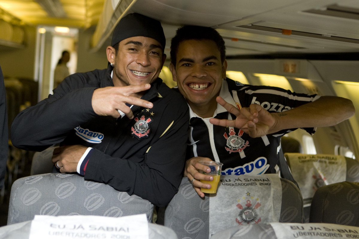 INTERNACIONAL/RS X CORINTHIANS/SP - Jorge Henrique e Dentinho na volta para São Paulo após haver conquistado o tri-campeonato da Copa do Brasil, em Porto Alegre, após empate por 2x2 com o time do Internacional/RS