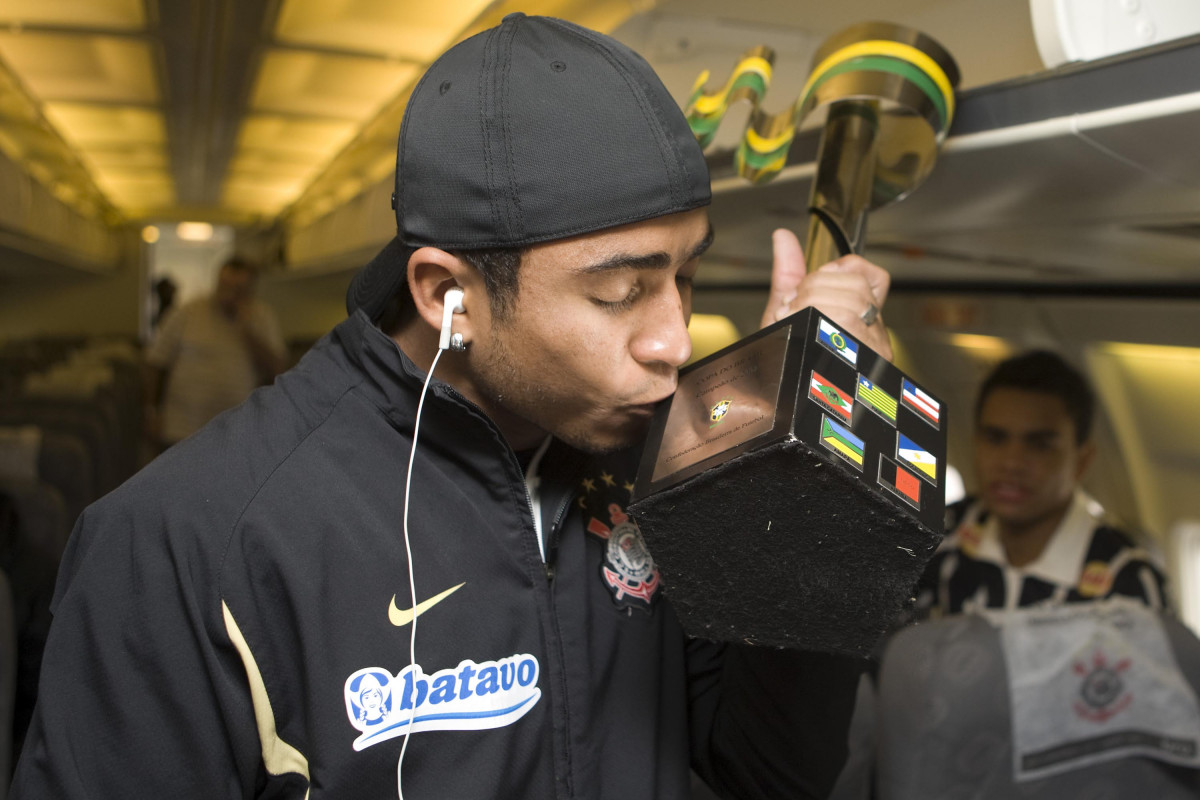 INTERNACIONAL/RS X CORINTHIANS/SP - Jorge Henrique beijando a taça na volta para São Paulo após haver conquistado o tri-campeonato da Copa do Brasil, em Porto Alegre, após empate por 2x2 com o time do Internacional/RS