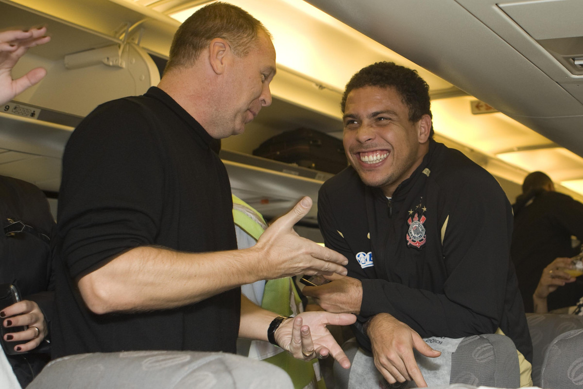 INTERNACIONAL/RS X CORINTHIANS/SP - Mano Menezes e Ronaldo na volta para So Paulo aps haver conquistado o tri-campeonato da Copa do Brasil, em Porto Alegre, aps empate por 2x2 com o time do Internacional/RS