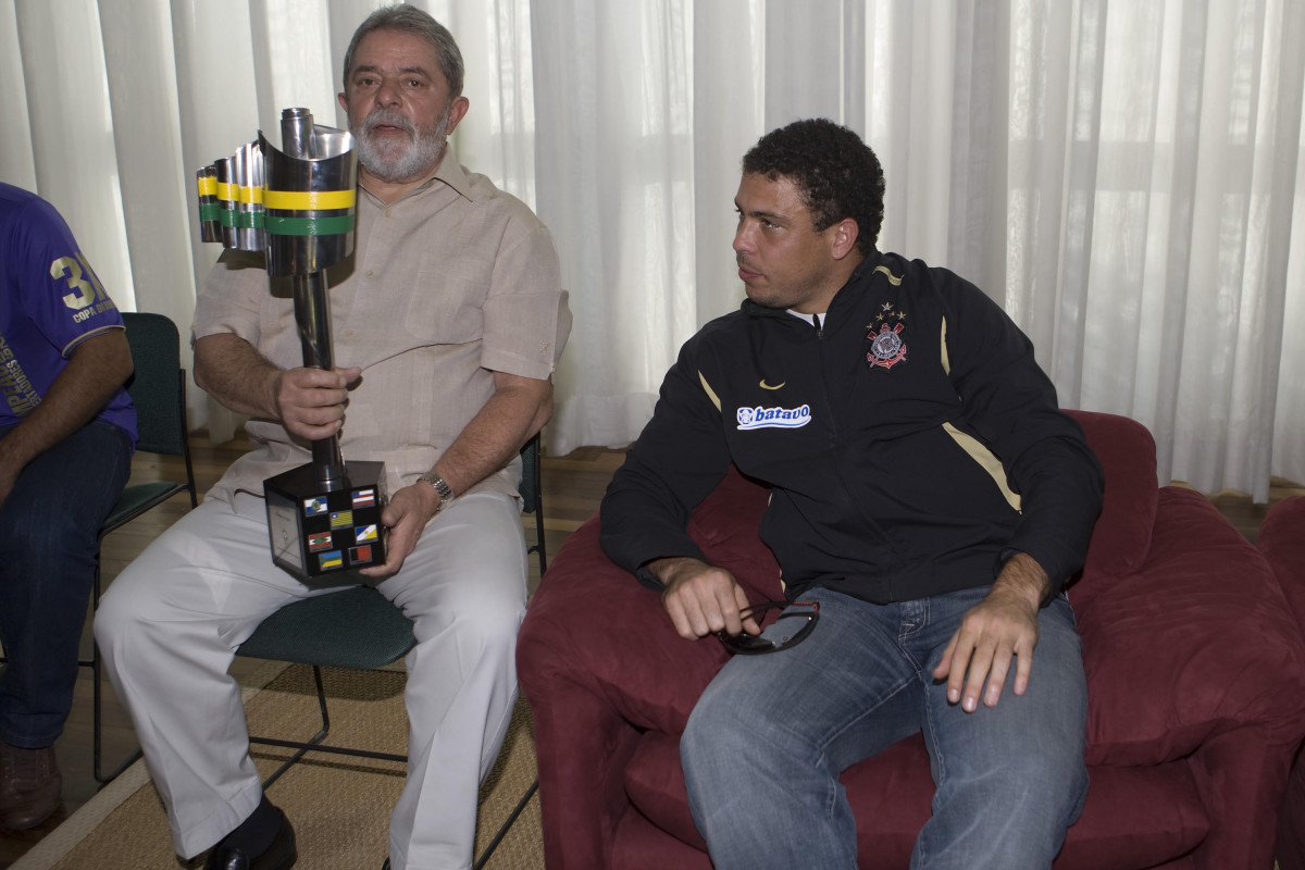 INTERNACIONAL/RS X CORINTHIANS/SP - O presidente Luiz Inacio Lula da Silva ao lado de Ronaldo com a taa da Copa do Brasil 2009 no Palacio da Alvorara pois queria cumprimentar o time que ontem conquistou a Copa do Brasil 2009 em Porto Alegre, aps empate por 2x2 com o time do Internacional/RS