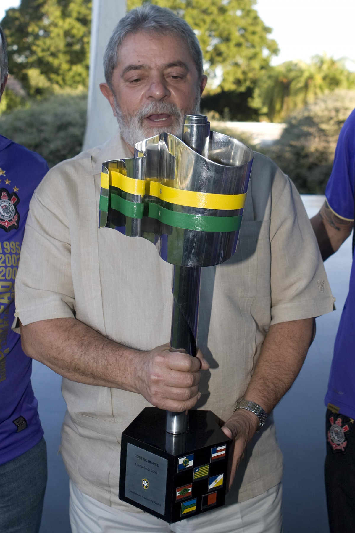 INTERNACIONAL/RS X CORINTHIANS/SP - O Presidente Luiz Inacio Lula da Silva com a taça de campeão pois que queria cumprimentar o time que ontem conquistou a Copa do Brasil 2009 em Porto Alegre, após empate por 2x2 com o time do Internacional/RS