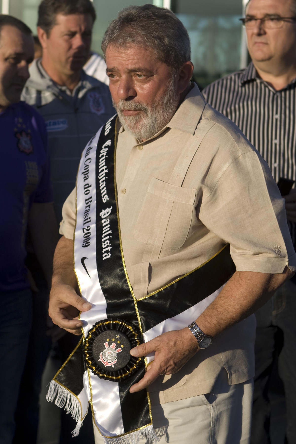 INTERNACIONAL/RS X CORINTHIANS/SP - O Presidente Luiz Inacio Lula da Silva com a faixa de campeão pois que queria cumprimentar o time que ontem conquistou a Copa do Brasil 2009 em Porto Alegre, após empate por 2x2 com o time do Internacional/RS