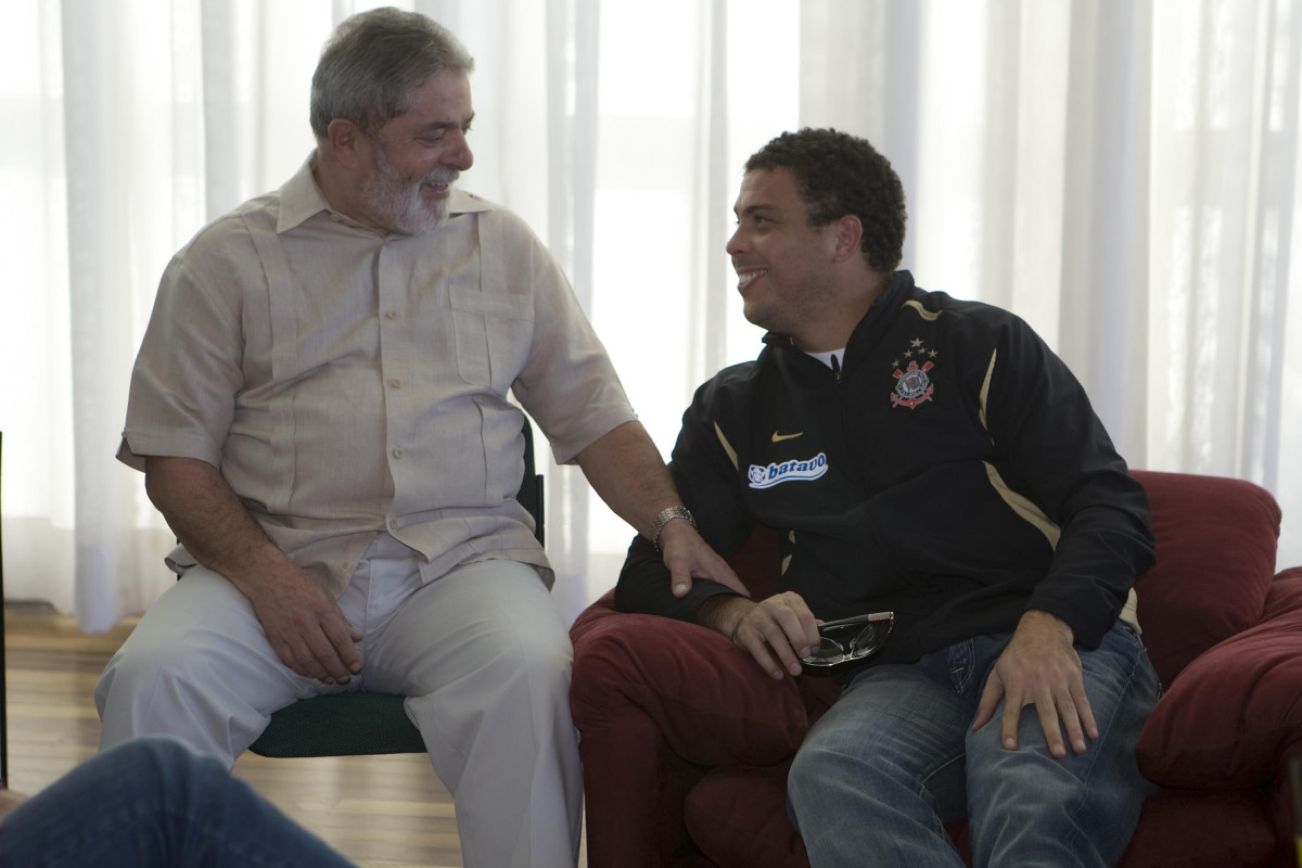 INTERNACIONAL/RS X CORINTHIANS/SP - Ronaldo e a delegacao do Corinthians foram recebidos no Palacio da Alvorara pelo Presidente Luiz Inacio Lula da Silva que queria cumprimentar o time que ontem conquistou a Copa do Brasil 2009 em Porto Alegre, após empate por 2x2 com o time do Internacional/RS