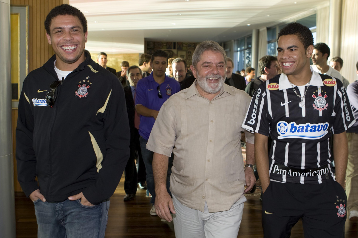 INTERNACIONAL/RS X CORINTHIANS/SP - Ronaldo e Dentinho(d) sao recebidos no Palacio da Alvorara pelo Presidente Luiz Inacio Lula da Silva que queria cumprimentar o time que ontem conquistou a Copa do Brasil 2009 em Porto Alegre, aps empate por 2x2 com o time do Internacional/RS