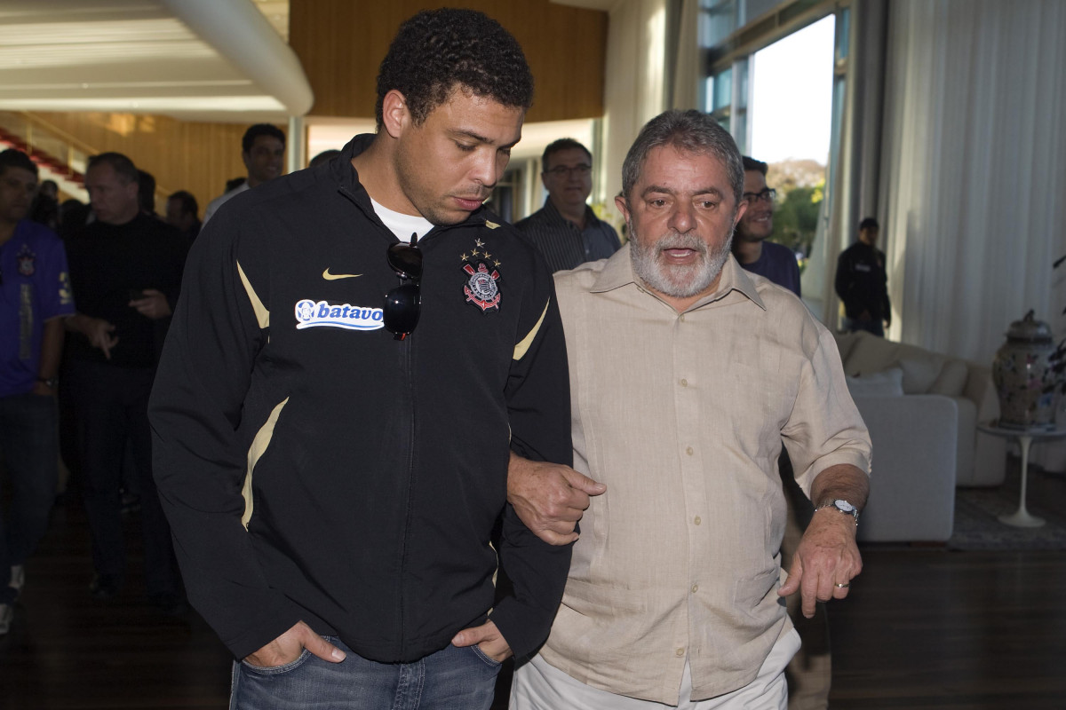 INTERNACIONAL/RS X CORINTHIANS/SP - Ronaldo e recebido no Palacio da Alvorara pelo Presidente Luiz Inacio Lula da Silva que queria cumprimentar o time que ontem conquistou a Copa do Brasil 2009 em Porto Alegre, aps empate por 2x2 com o time do Internacional/RS