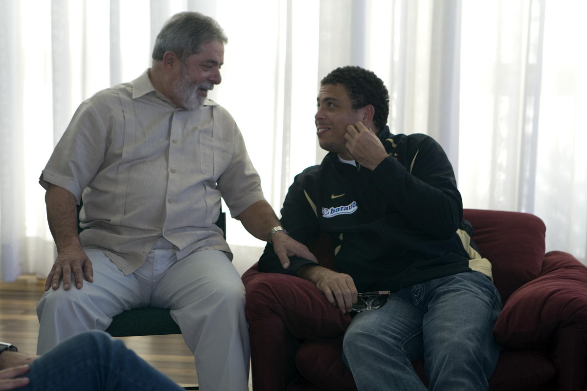 INTERNACIONAL/RS X CORINTHIANS/SP - Ronaldo e recebido no Palacio da Alvorara pelo Presidente Luiz Inacio Lula da Silva que queria cumprimentar o time que ontem conquistou a Copa do Brasil 2009 em Porto Alegre, após empate por 2x2 com o time do Internacional/RS