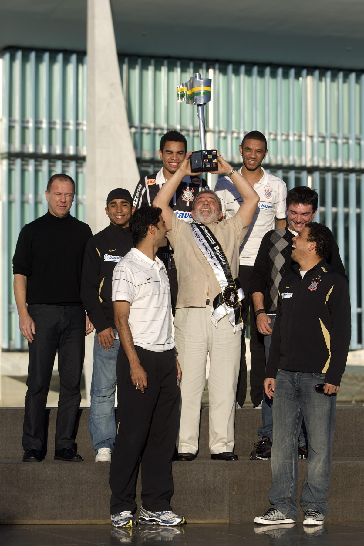 INTERNACIONAL/RS X CORINTHIANS/SP - Time do Corinthians e recebido no Palacio da Alvorara pelo Presidente Luiz Inacio Lula da Silva que queria cumprimentar o time que ontem conquistou a Copa do Brasil 2009 em Porto Alegre, após empate por 2x2 com o time do Internacional/RS
