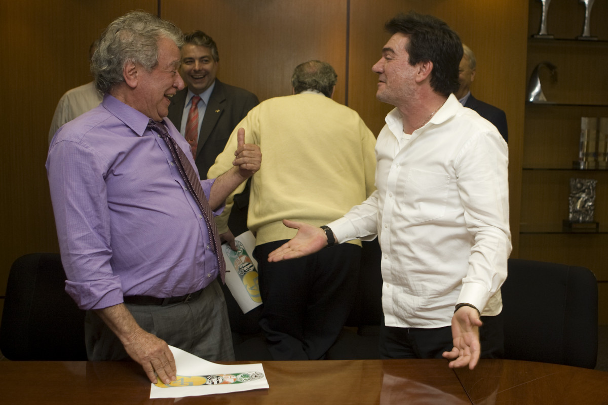 Juvenal Juvencio (e) e Andres Sanchez presidentes do So Paulo e do Corinthians, se reunem no Parque So Jorge para comecarem a discutir a criacao do G4