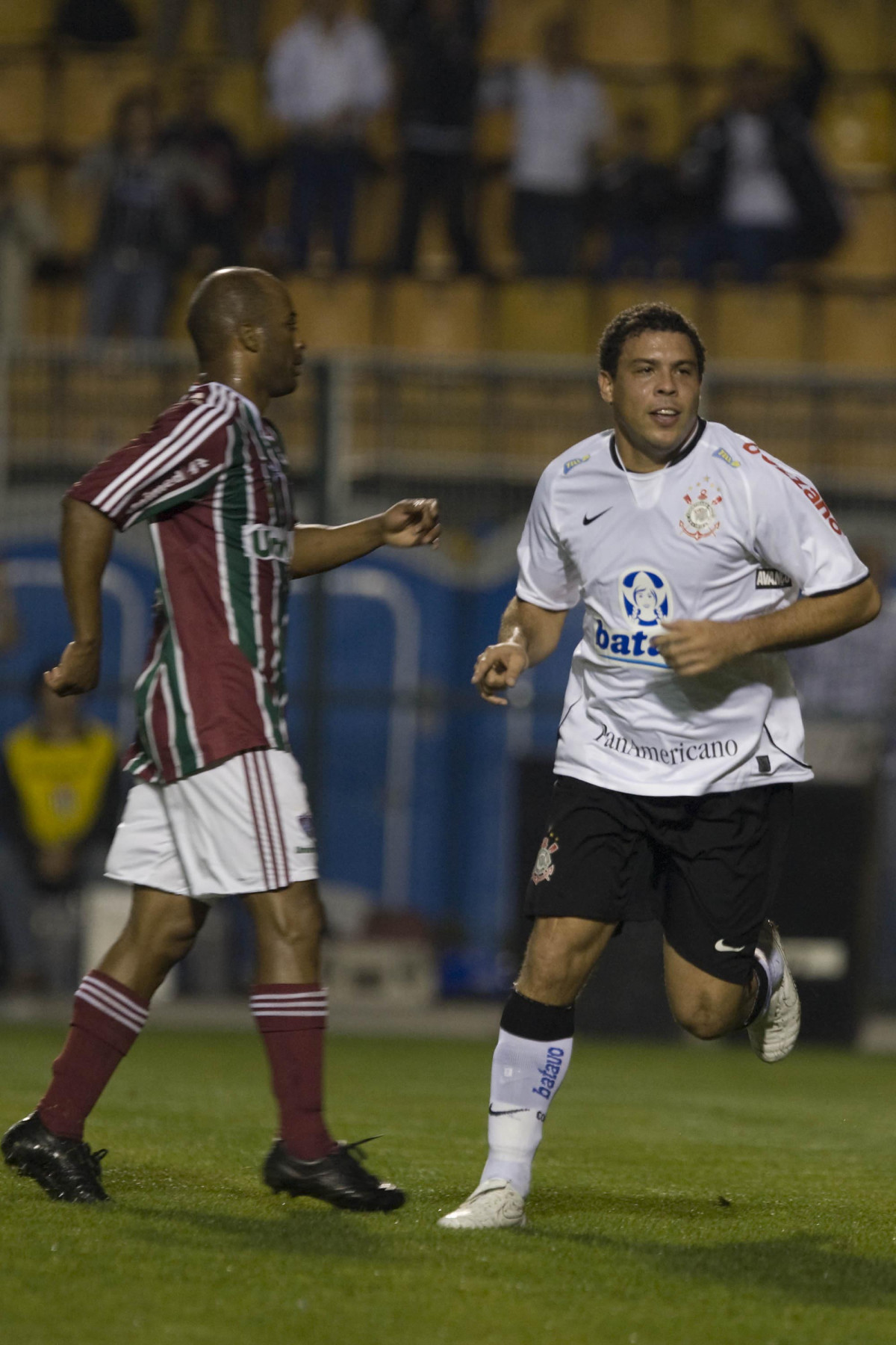 CORINTHIANS/SP X FLUMINENSE/RJ - em um lance da partida realizada esta noite no estádio do Pacaembu, zona oeste da cidade, válida pelo turno do Campeonato Brasileiro de 2009
