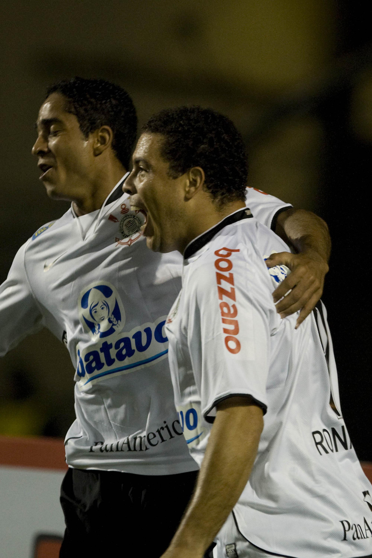 CORINTHIANS/SP X FLUMINENSE/RJ - Ronaldo comemora seu primeiro gol com Jorge Elias em um lance da partida realizada esta noite no estádio do Pacaembu, zona oeste da cidade, válida pelo turno do Campeonato Brasileiro de 2009