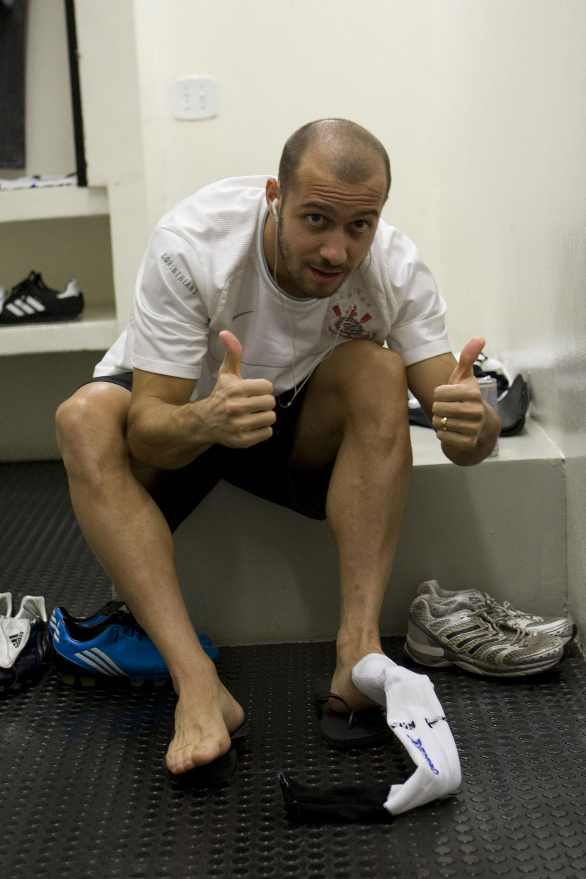CORINTHIANS/SP X FLUMINENSE/RJ - Alessandro nos vestiários antes da partida realizada esta noite no estádio do Pacaembu, zona oeste da cidade, válida pelo turno do Campeonato Brasileiro de 2009
