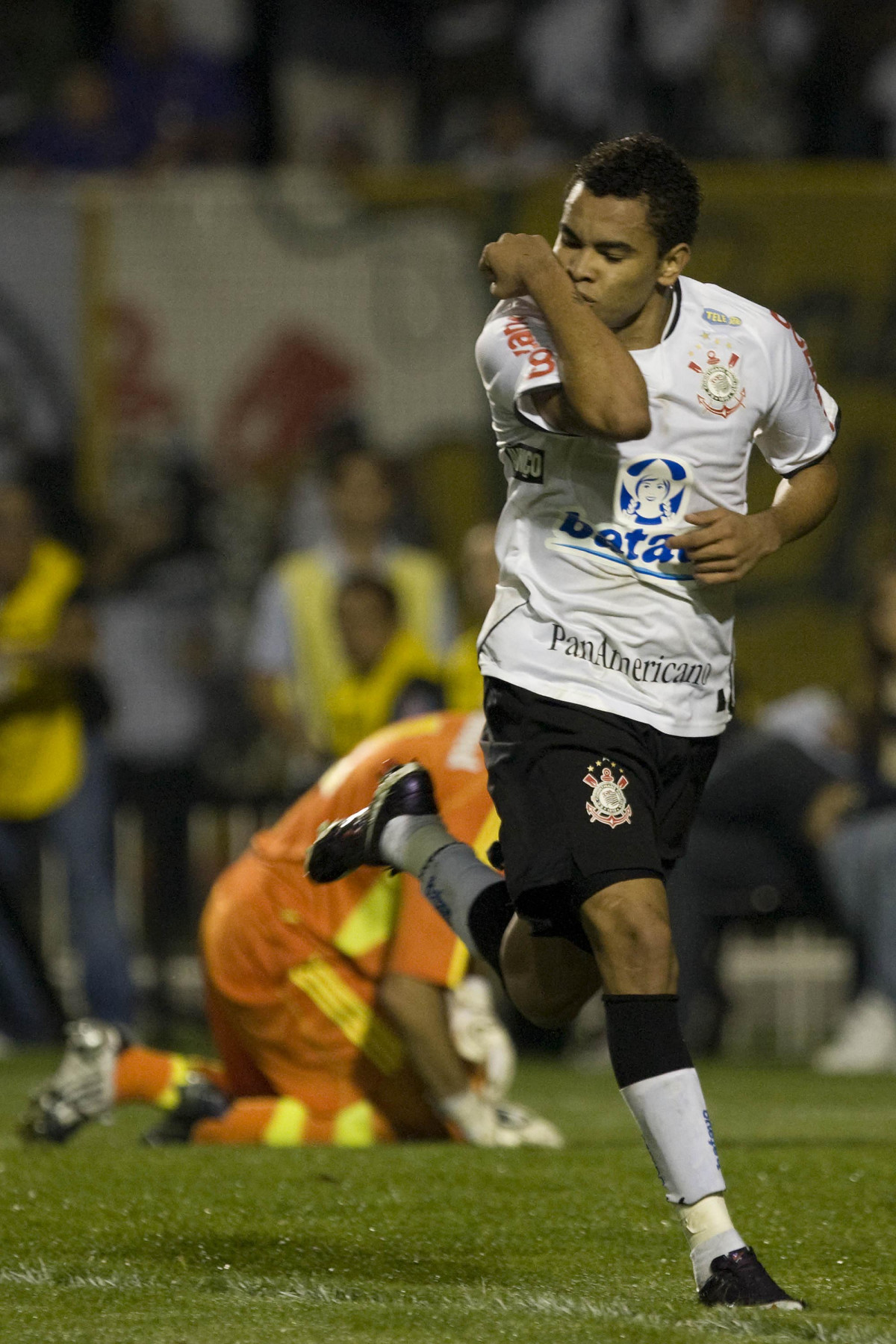 CORINTHIANS/SP X FLUMINENSE/RJ - Dentinho comemora sue gol o segundo do Corinthians em um lance da partida realizada esta noite no estádio do Pacaembu, zona oeste da cidade, válida pelo turno do Campeonato Brasileiro de 2009
