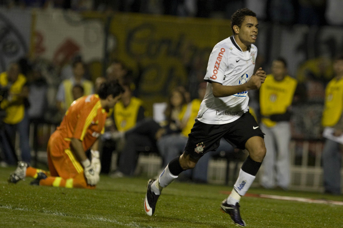 CORINTHIANS/SP X FLUMINENSE/RJ - Dentinho deixa o goleiro Ricardo Berna no chao e comemora seu gol o segundo do Corinthians em um lance da partida realizada esta noite no estdio do Pacaembu, zona oeste da cidade, vlida pelo turno do Campeonato Brasileiro de 2009