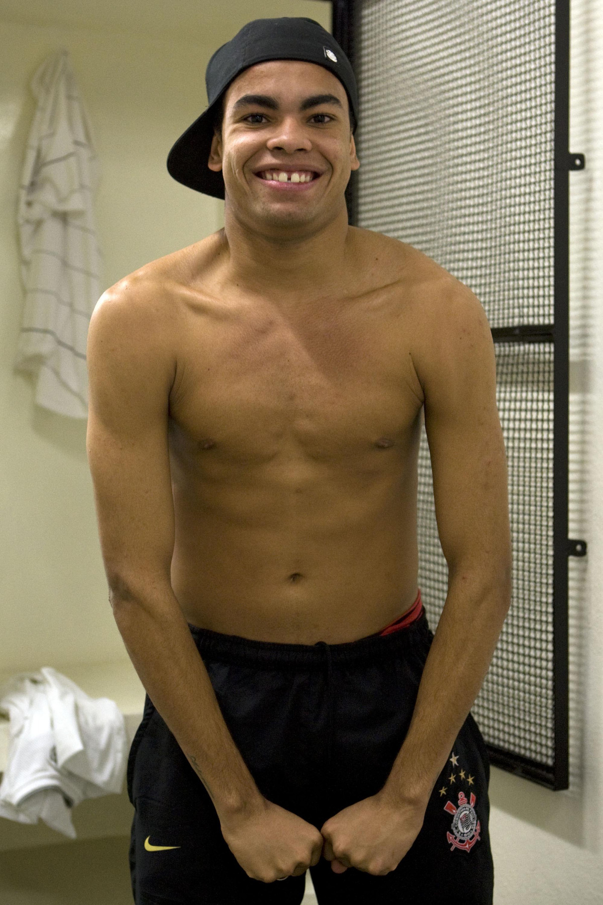 CORINTHIANS/SP X FLUMINENSE/RJ - Dentinho nos vestiários antes da partida realizada esta noite no estádio do Pacaembu, zona oeste da cidade, válida pelo turno do Campeonato Brasileiro de 2009