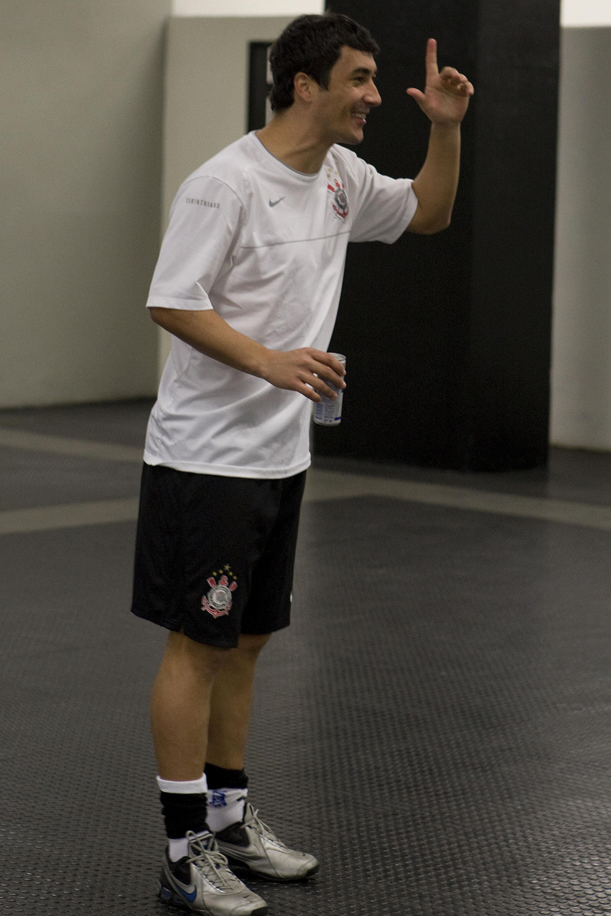 CORINTHIANS/SP X FLUMINENSE/RJ - Douglas nos vestiários antes da partida realizada esta noite no estádio do Pacaembu, zona oeste da cidade, válida pelo turno do Campeonato Brasileiro de 2009