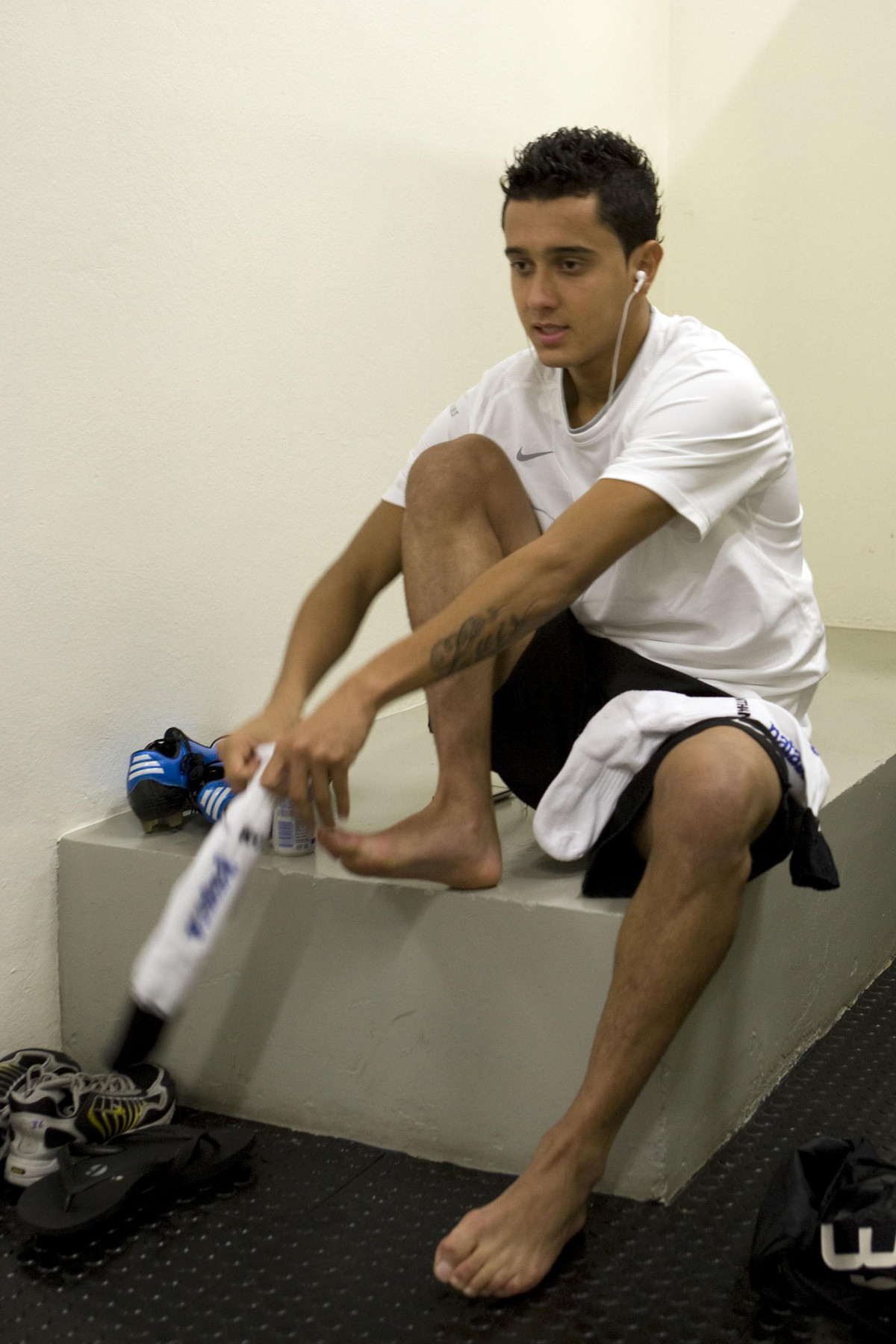 CORINTHIANS/SP X FLUMINENSE/RJ - Marcelinho nos vestiários antes da partida realizada esta noite no estádio do Pacaembu, zona oeste da cidade, válida pelo turno do Campeonato Brasileiro de 2009