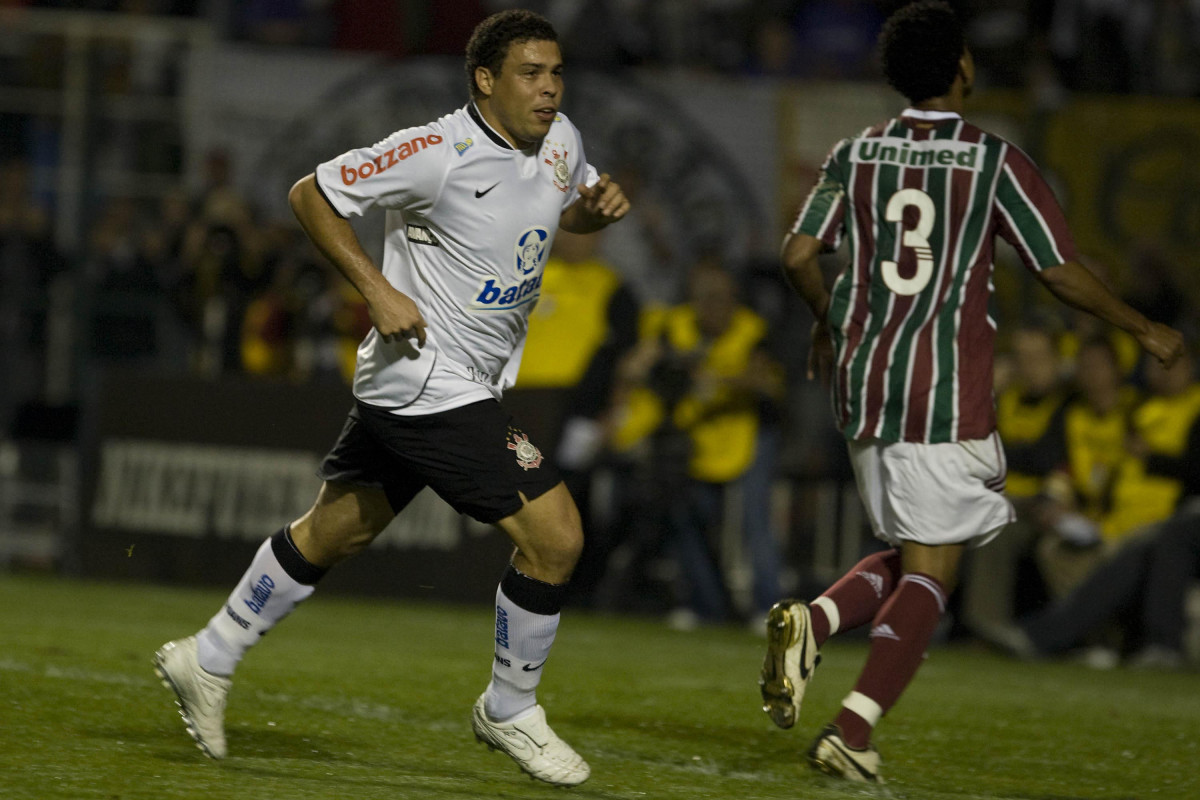 CORINTHIANS/SP X FLUMINENSE/RJ - Ronaldo comemora seu primeiro gol em um lance da partida realizada esta noite no estdio do Pacaembu, zona oeste da cidade, vlida pelo turno do Campeonato Brasileiro de 2009