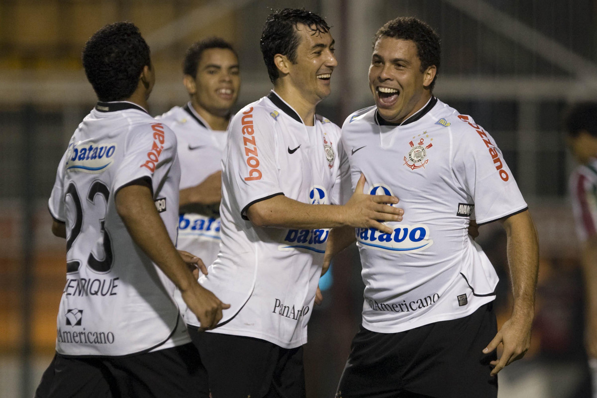 CORINTHIANS/SP X FLUMINENSE/RJ - Ronaldo comemora seu segundo gol com Douglas e Jorge Henrique em um lance da partida realizada esta noite no estádio do Pacaembu, zona oeste da cidade, válida pelo turno do Campeonato Brasileiro de 2009