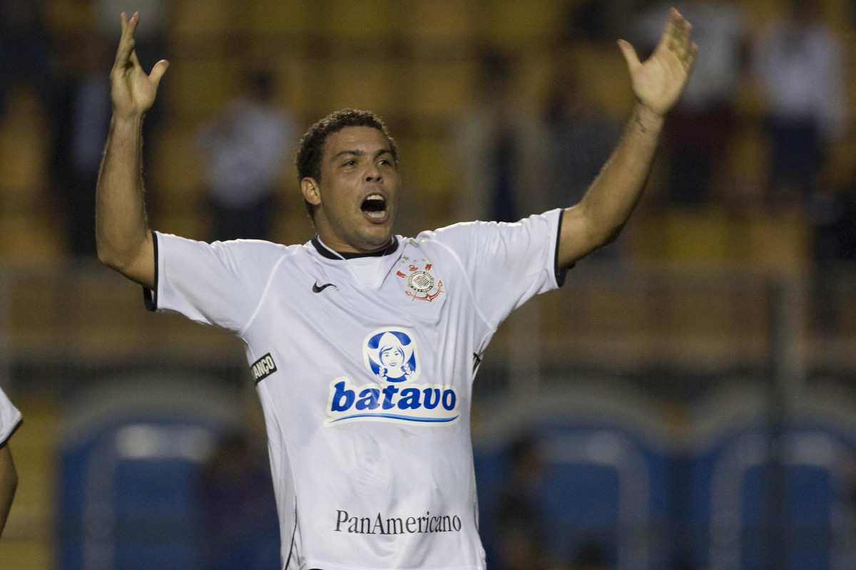 CORINTHIANS/SP X FLUMINENSE/RJ - Ronaldo comemora seu terceiro gol em um lance da partida realizada esta noite no estádio do Pacaembu, zona oeste da cidade, válida pelo turno do Campeonato Brasileiro de 2009