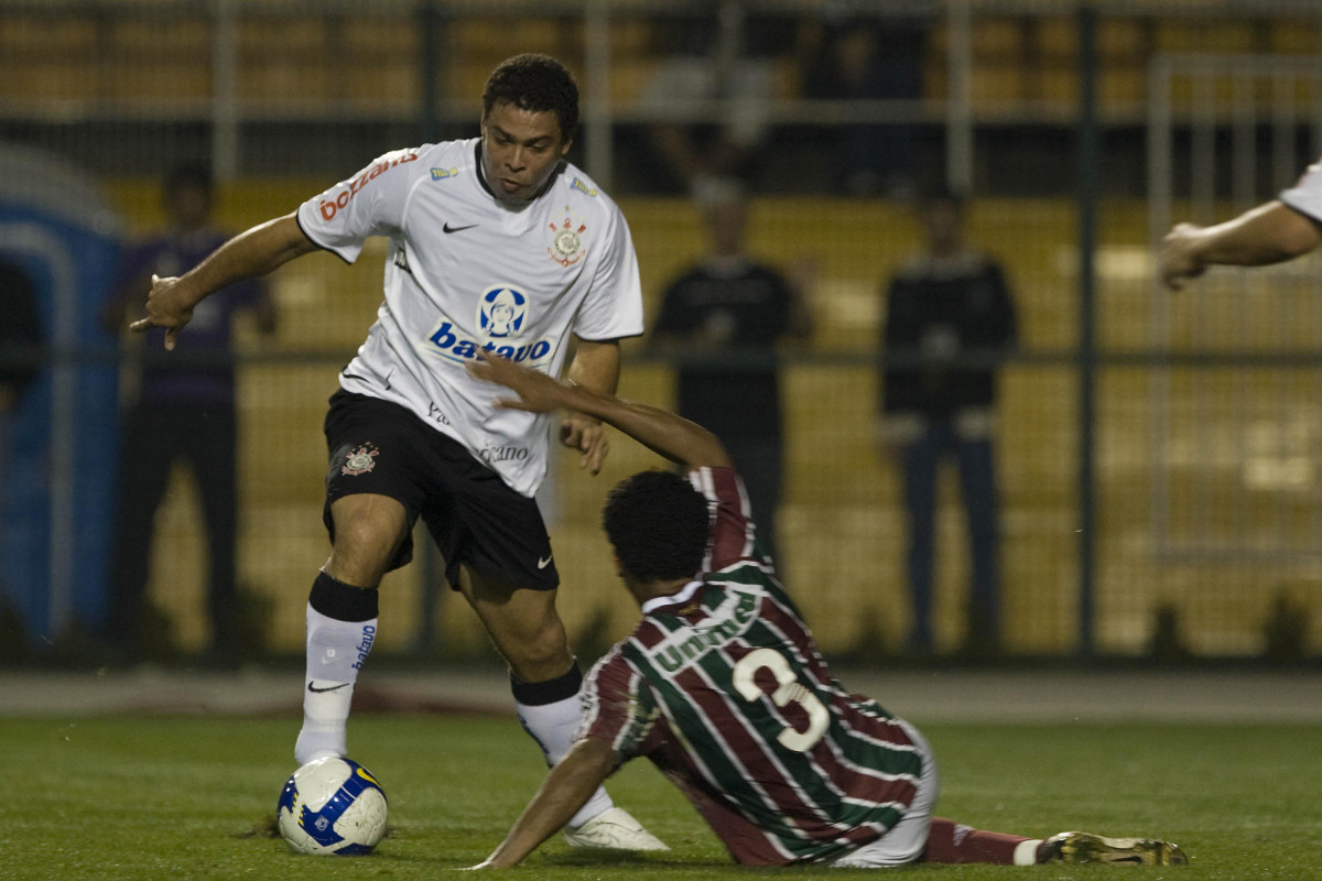 CORINTHIANS/SP X FLUMINENSE/RJ - Ronaldo deixa Edcarlos no chao e vai fazer o terceiro gol do Corinthians em um lance da partida realizada esta noite no estdio do Pacaembu, zona oeste da cidade, vlida pelo turno do Campeonato Brasileiro de 2009