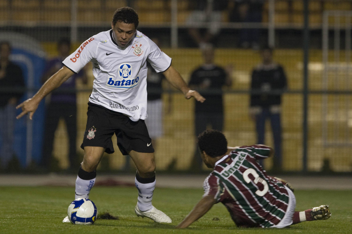 CORINTHIANS/SP X FLUMINENSE/RJ - Ronaldo deixa Edcarlos no chao e faz o terceiro gol do Corinthians em um lance da partida realizada esta noite no estdio do Pacaembu, zona oeste da cidade, vlida pelo turno do Campeonato Brasileiro de 2009