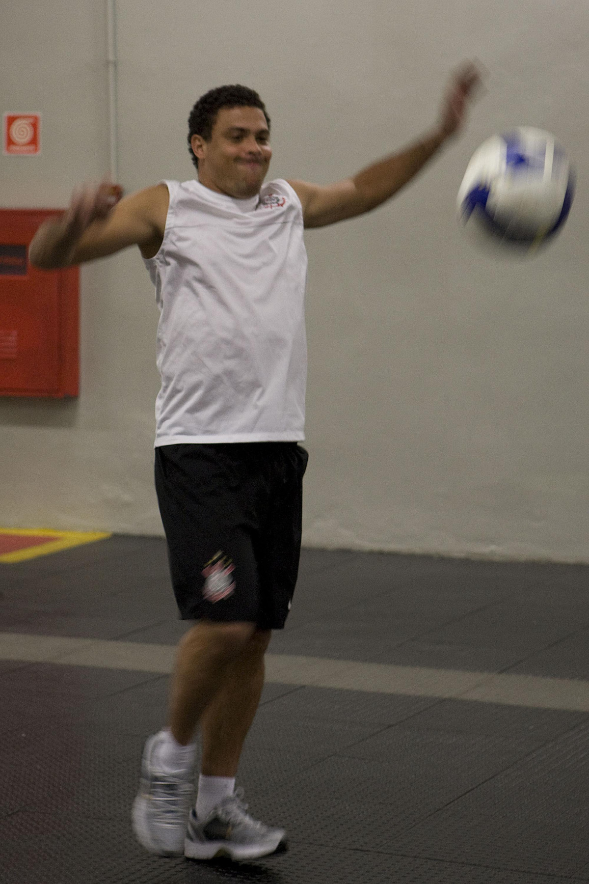 CORINTHIANS/SP X FLUMINENSE/RJ - Ronaldo nos vestiários antes da partida realizada esta noite no estádio do Pacaembu, zona oeste da cidade, válida pelo turno do Campeonato Brasileiro de 2009