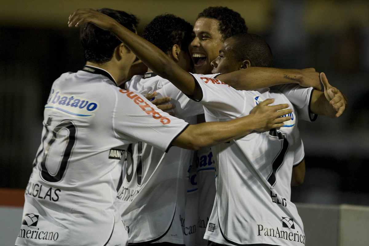 CORINTHIANS/SP X FLUMINENSE/RJ - Ronaldo(c) comemora seu primeiro gol em um lance da partida realizada esta noite no estádio do Pacaembu, zona oeste da cidade, válida pelo turno do Campeonato Brasileiro de 2009