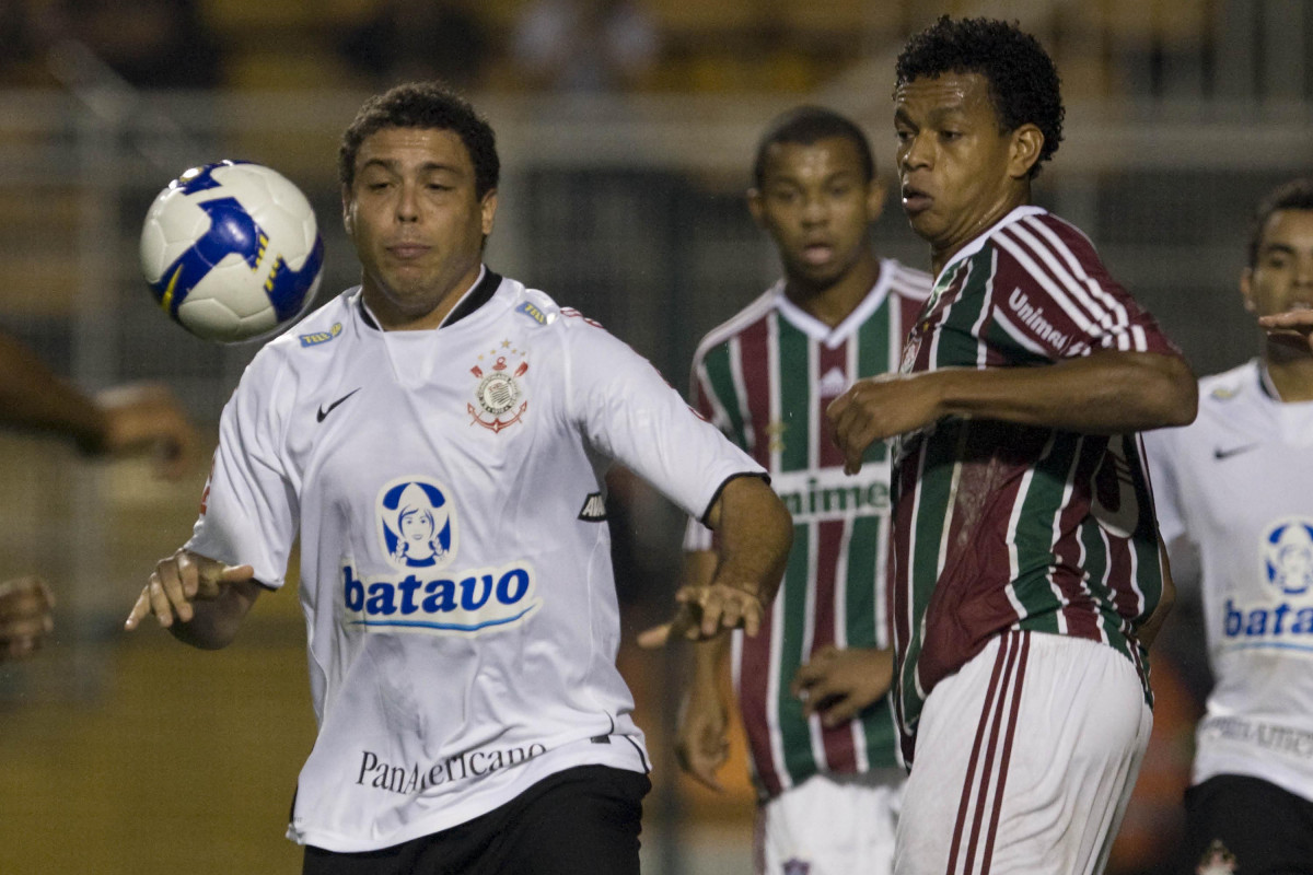 CORINTHIANS/SP X FLUMINENSE/RJ -  em um lance da partida realizada esta noite no estdio do Pacaembu, zona oeste da cidade, vlida pelo turno do Campeonato Brasileiro de 2009