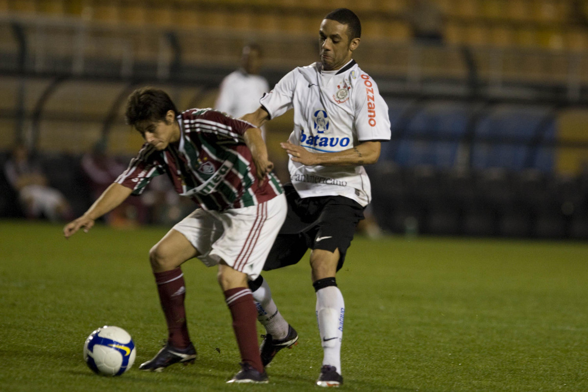 CORINTHIANS/SP X FLUMINENSE/RJ - em um lance da partida realizada esta noite no estádio do Pacaembu, zona oeste da cidade, válida pelo turno do Campeonato Brasileiro de 2009