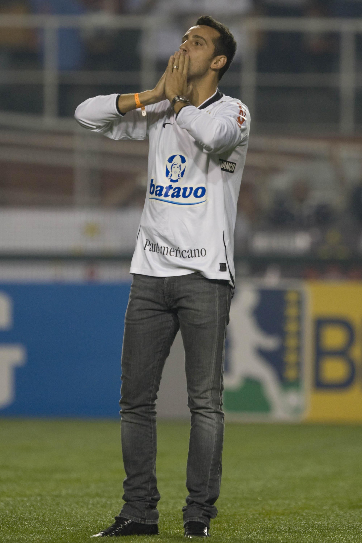 CORINTHIANS/SP X FLUMINENSE/RJ - em um lance da partida realizada esta noite no estádio do Pacaembu, zona oeste da cidade, válida pelo turno do Campeonato Brasileiro de 2009