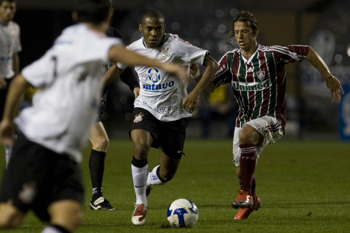 CORINTHIANS/SP X FLUMINENSE/RJ - em um lance da partida realizada esta noite no estádio do Pacaembu, zona oeste da cidade, válida pelo turno do Campeonato Brasileiro de 2009