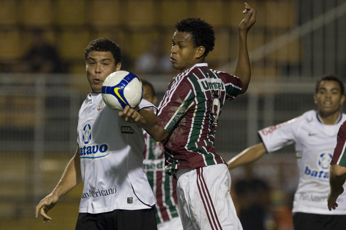 CORINTHIANS/SP X FLUMINENSE/RJ - em um lance da partida realizada esta noite no estádio do Pacaembu, zona oeste da cidade, válida pelo turno do Campeonato Brasileiro de 2009