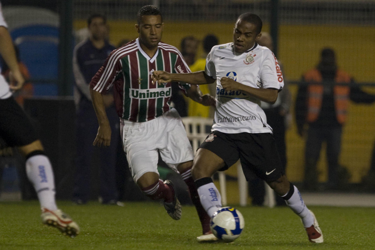 CORINTHIANS/SP X FLUMINENSE/RJ - em um lance da partida realizada esta noite no estádio do Pacaembu, zona oeste da cidade, válida pelo turno do Campeonato Brasileiro de 2009