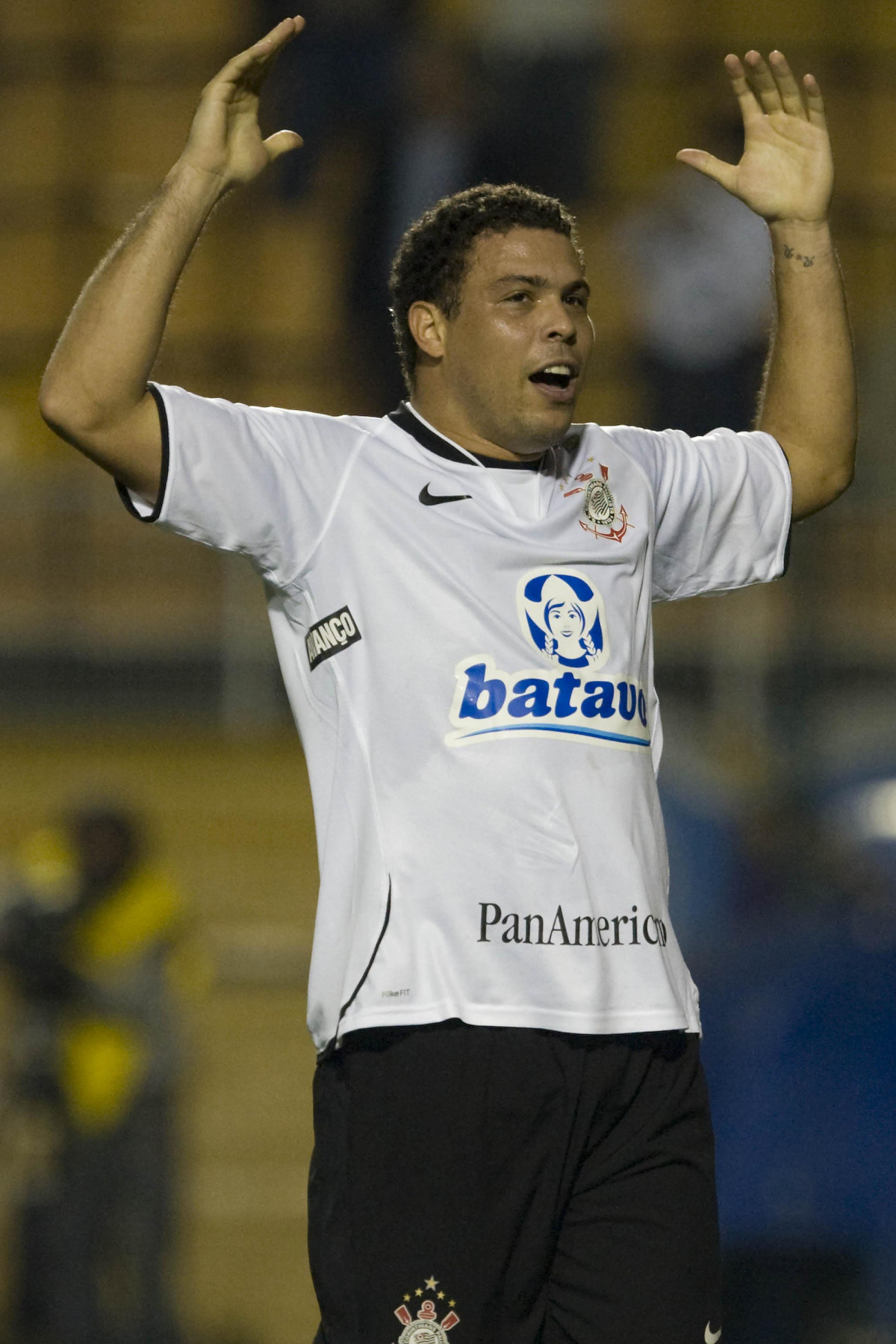 CORINTHIANS/SP X FLUMINENSE/RJ -  em um lance da partida realizada esta noite no estdio do Pacaembu, zona oeste da cidade, vlida pelo turno do Campeonato Brasileiro de 2009