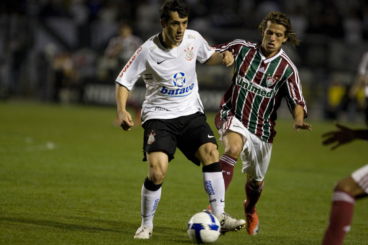 CORINTHIANS/SP X FLUMINENSE/RJ - em um lance da partida realizada esta noite no estádio do Pacaembu, zona oeste da cidade, válida pelo turno do Campeonato Brasileiro de 2009