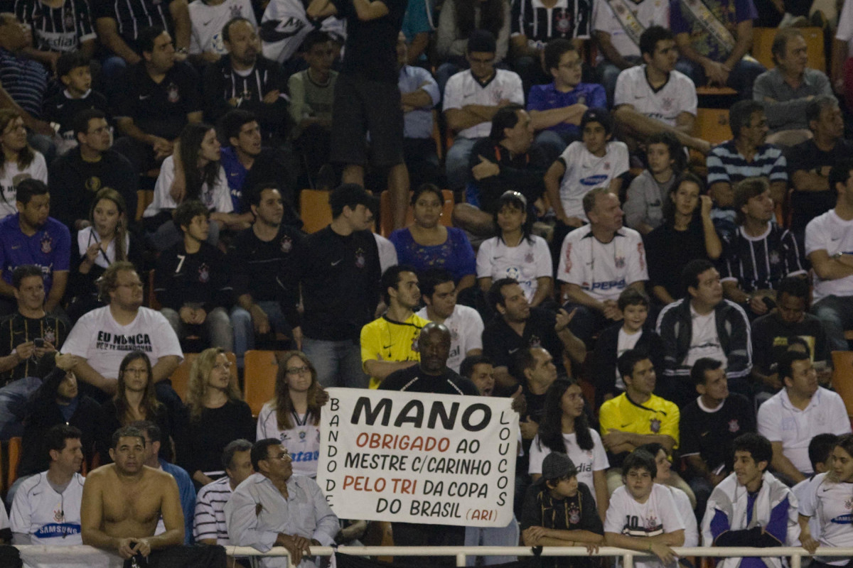 CORINTHIANS/SP X FLUMINENSE/RJ - em um lance da partida realizada esta noite no estádio do Pacaembu, zona oeste da cidade, válida pelo turno do Campeonato Brasileiro de 2009