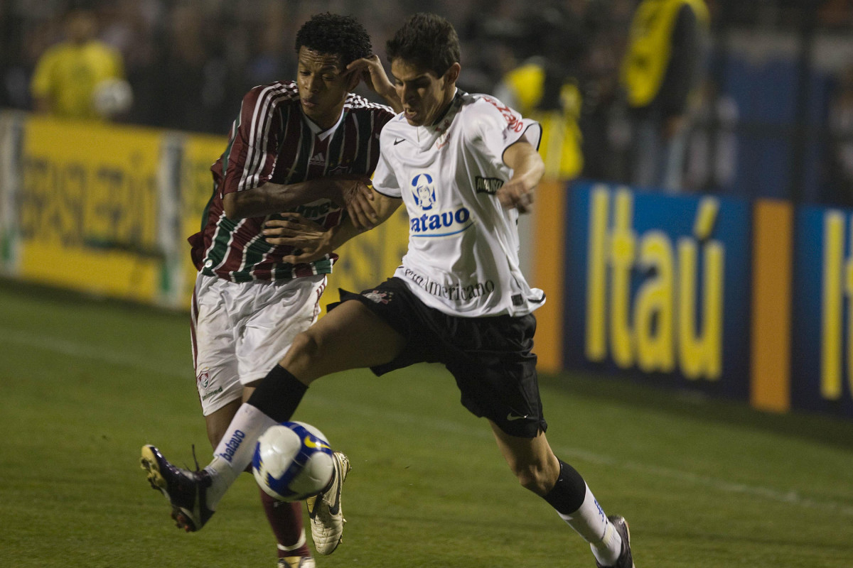 CORINTHIANS/SP X FLUMINENSE/RJ - em um lance da partida realizada esta noite no estádio do Pacaembu, zona oeste da cidade, válida pelo turno do Campeonato Brasileiro de 2009