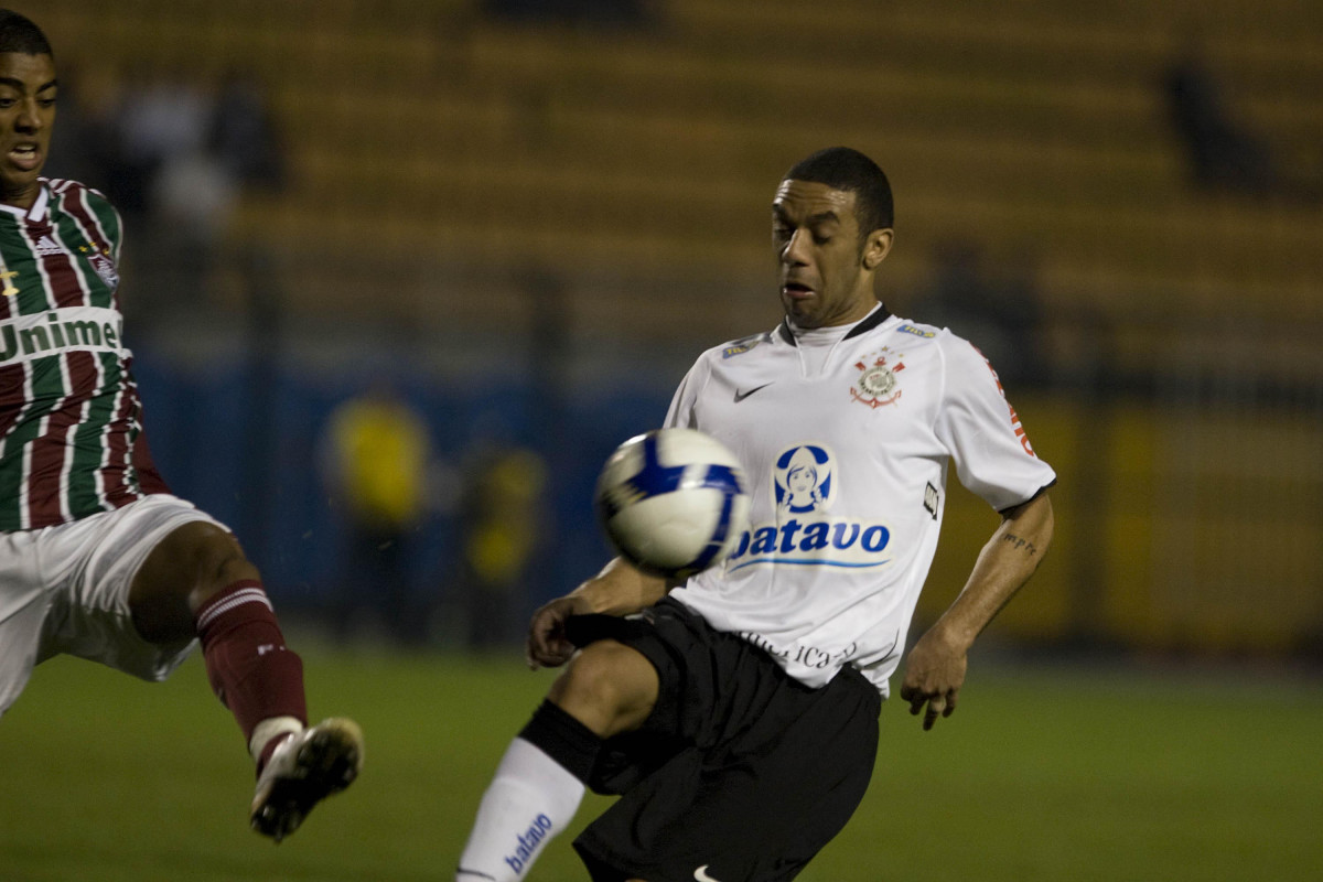 CORINTHIANS/SP X FLUMINENSE/RJ -  em um lance da partida realizada esta noite no estdio do Pacaembu, zona oeste da cidade, vlida pelo turno do Campeonato Brasileiro de 2009