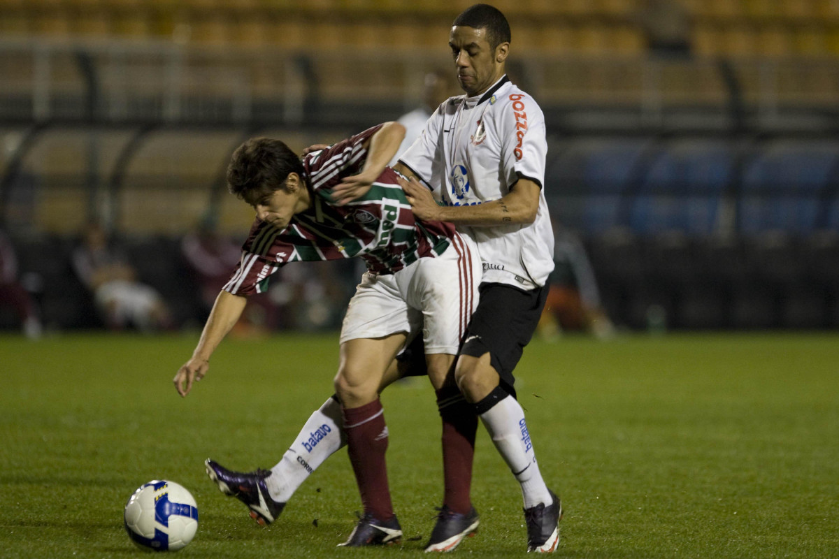 CORINTHIANS/SP X FLUMINENSE/RJ -  em um lance da partida realizada esta noite no estdio do Pacaembu, zona oeste da cidade, vlida pelo turno do Campeonato Brasileiro de 2009