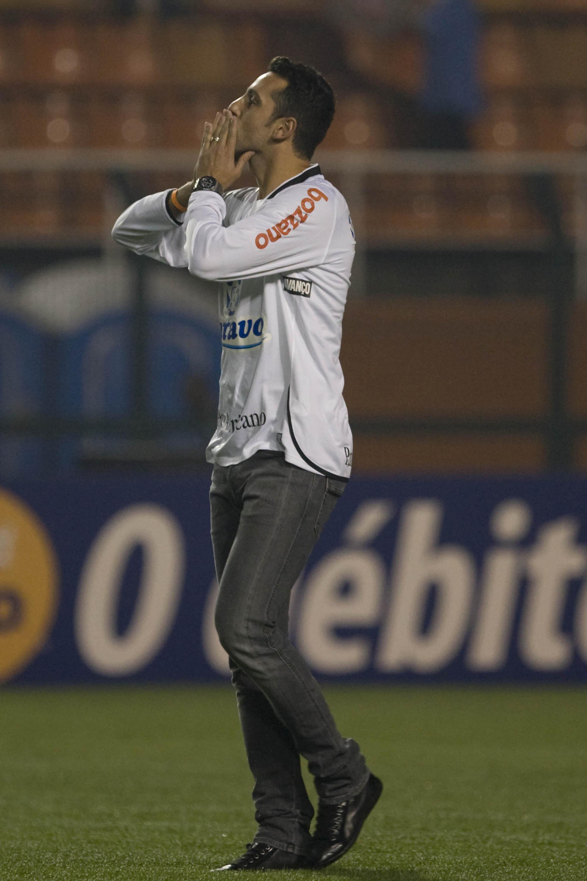CORINTHIANS/SP X FLUMINENSE/RJ - em um lance da partida realizada esta noite no estádio do Pacaembu, zona oeste da cidade, válida pelo turno do Campeonato Brasileiro de 2009