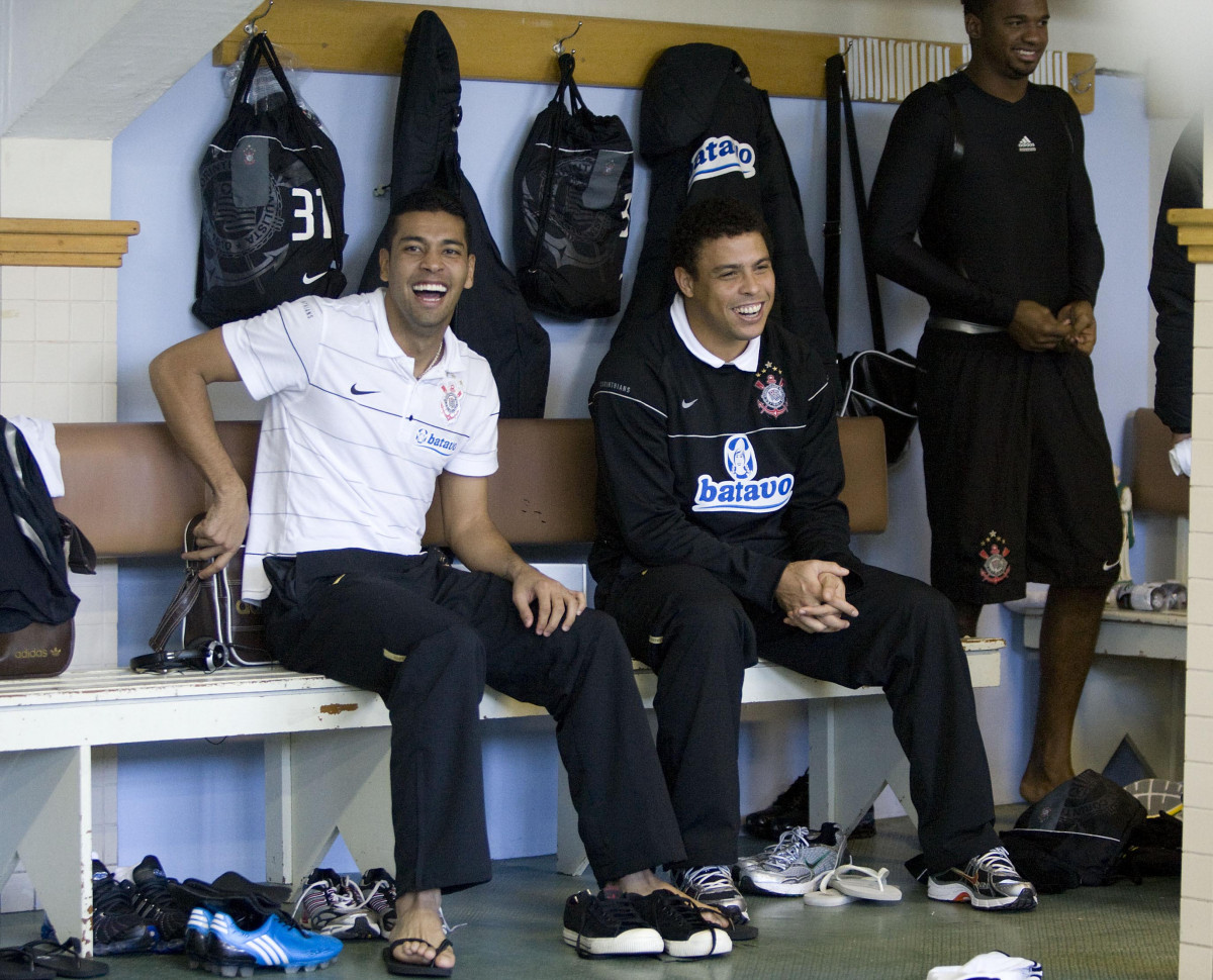 GREMIO/RS X CORINTHIANS/SP - Andr Santois; Ronaldo e Felipe nos vestirios antes da partida realizada esta tarde no estdio Olmpico, em Porto Alegre, vlida pelo turno do Campeonato Brasileiro de 2009