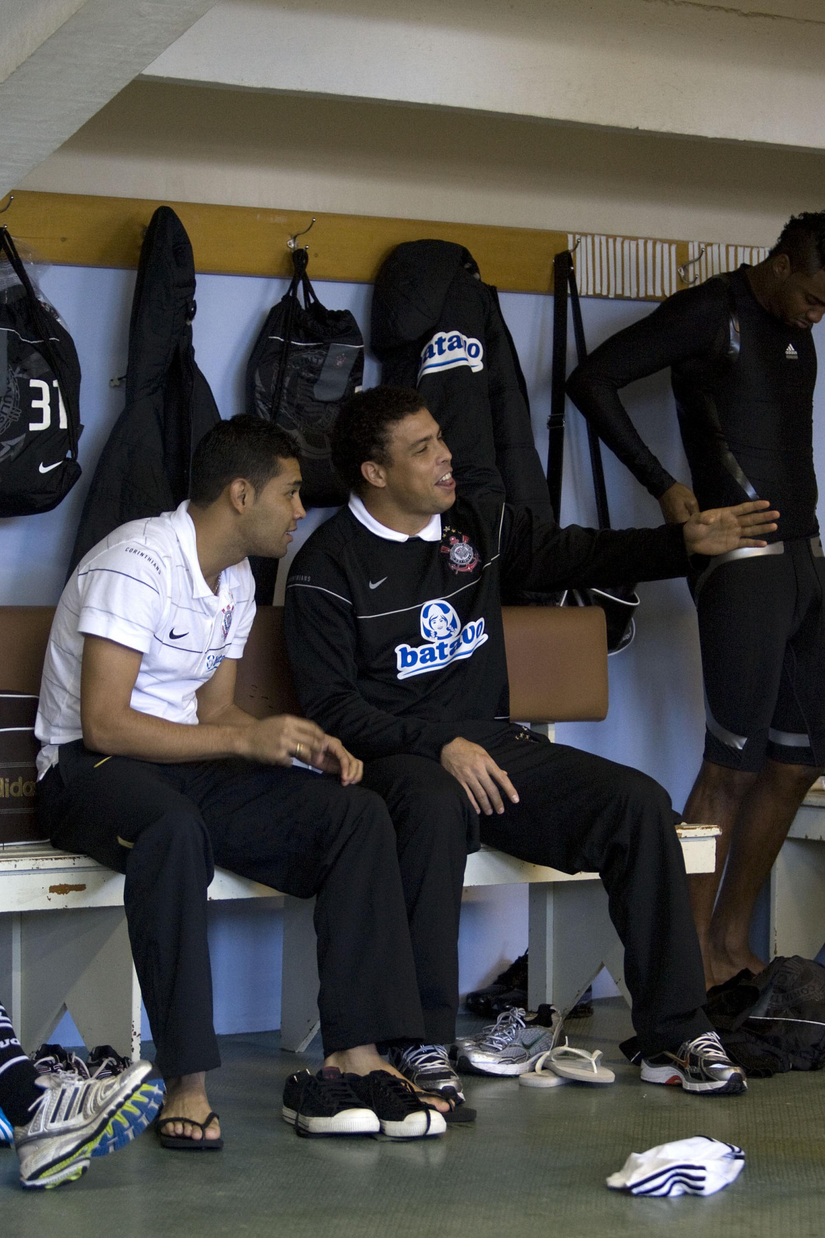 GREMIO/RS X CORINTHIANS/SP - André Santos e Ronaldo nos vestiários antes da partida realizada esta tarde no estádio Olímpico, em Porto Alegre, válida pelo turno do Campeonato Brasileiro de 2009