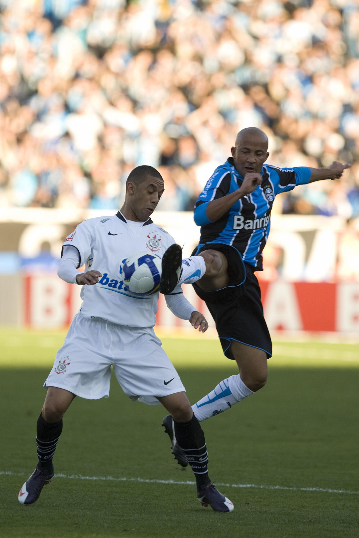 GREMIO/RS X CORINTHIANS/SP - Cristian e Alex Mineiro em um lance da partida realizada esta tarde no estdio Olmpico, em Porto Alegre, vlida pelo turno do Campeonato Brasileiro de 2009