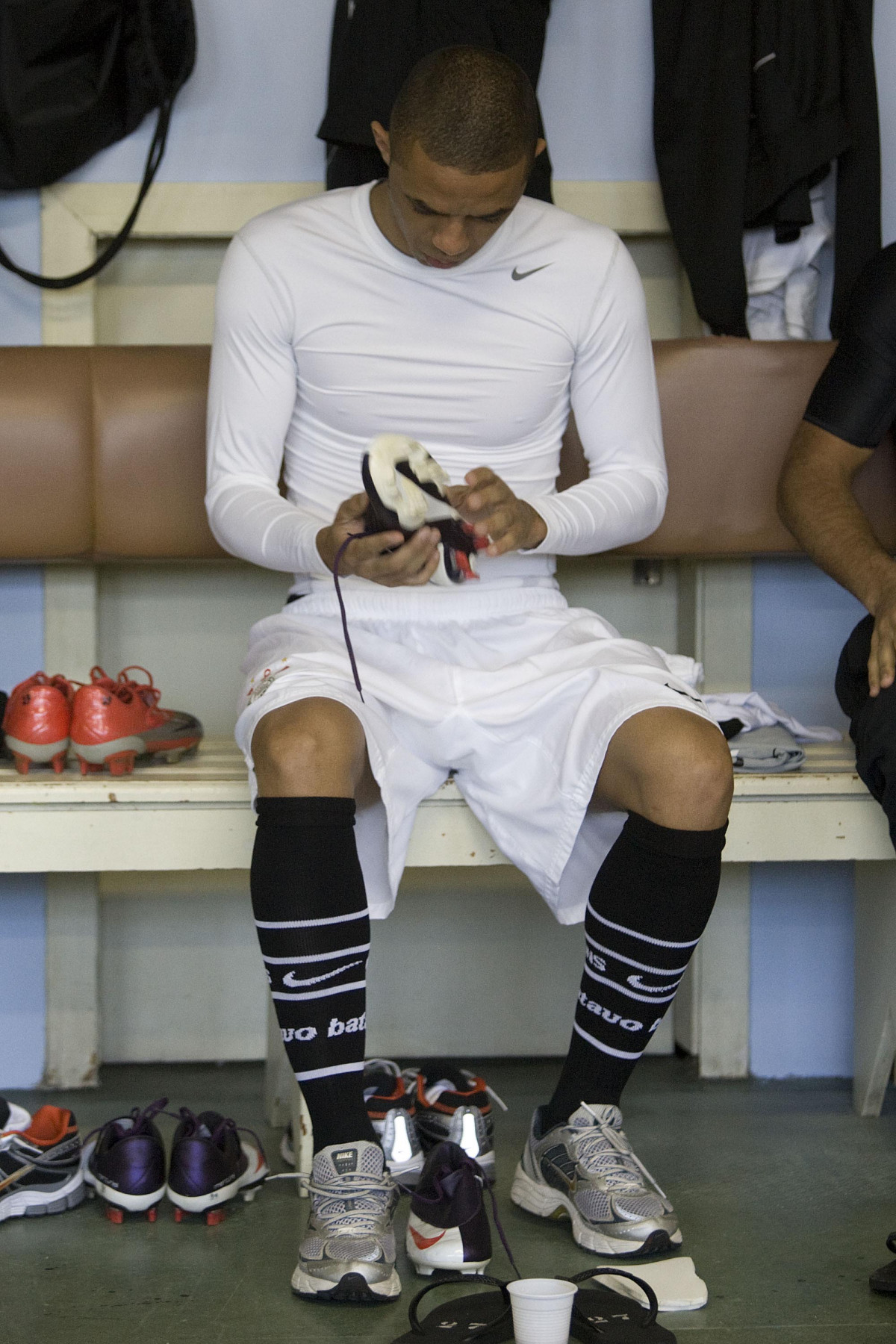 GREMIO/RS X CORINTHIANS/SP - Cristian nos vestiários antes da partida realizada esta tarde no estádio Olímpico, em Porto Alegre, válida pelo turno do Campeonato Brasileiro de 2009